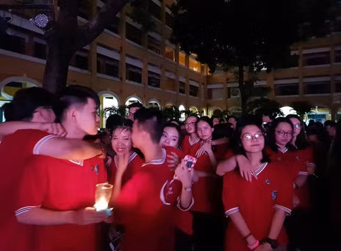 Những giọt nước mắt đầy hạnh phúc của các em học sinh khối 12 đã rơi (ảnh: P.L)