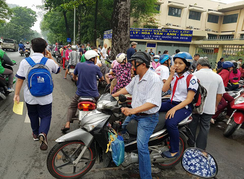 Chở con ra về, chuẩn bị tiếp tục cho bài làm thi vào buổi chiều (Ảnh: P.L) Chở con ra về, chuẩn bị tiếp tục cho bài làm thi vào buổi chiều (Ảnh: P.L)