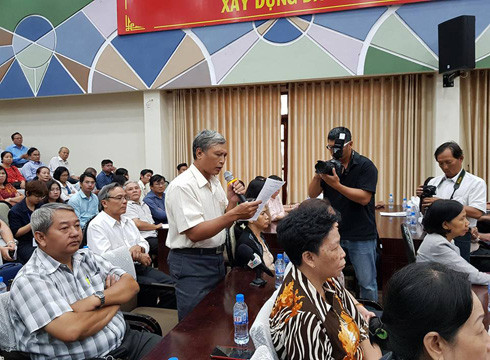 Cử tri phát biểu ý kiến trong buổi tiếp xúc với các đại biểu Quốc hội ở tổ số 1 sáng ngày 19/6 (ảnh: P.L) Cử tri phát biểu ý kiến trong buổi tiếp xúc với các đại biểu Quốc hội ở tổ số 1 sáng ngày 19/6 (ảnh: P.L)