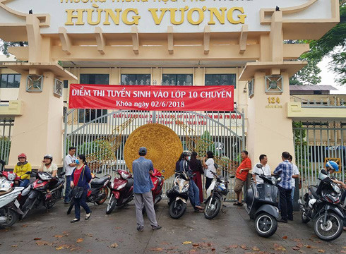 Phụ huynh đứng chờ con làm bài xong trước điểm thi Trường trung học phổ thông Hùng Vương (Ảnh: P.L) Phụ huynh đứng chờ con làm bài xong trước điểm thi Trường trung học phổ thông Hùng Vương (Ảnh: P.L)