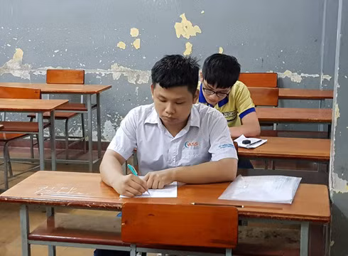 Thí sinh trước giờ làm bài môn Ngoại ngữ ở điểm thi Hàn Thuyên chiều 26/6 (ảnh minh họa: P.L)