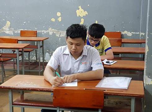 Thí sinh trước giờ làm bài môn Ngoại ngữ ở điểm thi Hàn Thuyên chiều 26/6 (ảnh minh họa: P.L) Thí sinh trước giờ làm bài môn Ngoại ngữ ở điểm thi Hàn Thuyên chiều 26/6 (ảnh minh họa: P.L)