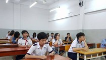 Những khoảnh khắc trông ngóng, chờ đợi của phụ huynh bên ngoài điểm thi ảnh 1 Những khoảnh khắc trông ngóng, chờ đợi của phụ huynh bên ngoài điểm thi ảnh 1