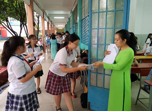 Giám thị gọi tên thí sinh vào phòng thi ở điểm thi Trường Trương Công Định sáng 2/6 (ảnh: P.L) Giám thị gọi tên thí sinh vào phòng thi ở điểm thi Trường Trương Công Định sáng 2/6 (ảnh: P.L)