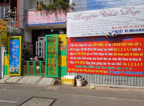 Các bảng quảng cáo của cơ sở gia sư Thiên Ngân, trong đó ghi rõ bán trú, dạy từ lớp 1 đến 5 (ảnh: P.L)