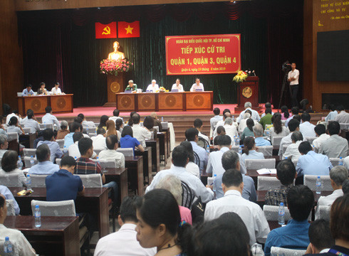 Buổi tiếp xúc với cử tri quận 1,3,4 của các đại biểu Quốc hội thuộc tổ số 1 vào sáng ngày 19/6 (ảnh: P.L) Buổi tiếp xúc với cử tri quận 1,3,4 của các đại biểu Quốc hội thuộc tổ số 1 vào sáng ngày 19/6 (ảnh: P.L)