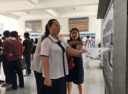 Thí sinh xem danh sách phòng thi quốc gia ở điểm thi Trường Đống Đa (Ảnh: P.L)