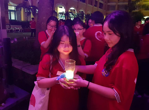 Ngọn nến với những kỷ niệm đẹp này sẽ theo mãi các em đến với những chặng đường sau này (ảnh: P.L) Ngọn nến với những kỷ niệm đẹp này sẽ theo mãi các em đến với những chặng đường sau này (ảnh: P.L)