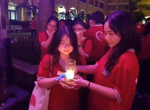 Ngọn nến với những kỷ niệm đẹp này sẽ theo mãi các em đến với những chặng đường sau này (ảnh: P.L)