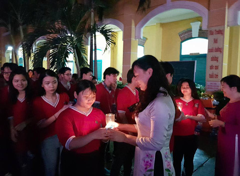 Thắp lên ngọn nến mừng tuổi 18 với các giáo viên chủ nhiệm của lớp (ảnh: P.L) Thắp lên ngọn nến mừng tuổi 18 với các giáo viên chủ nhiệm của lớp (ảnh: P.L)