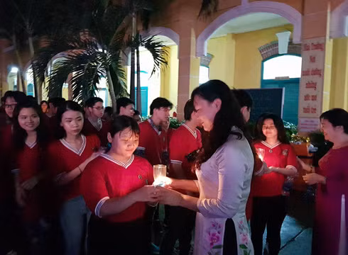 Thắp lên ngọn nến mừng tuổi 18 với các giáo viên chủ nhiệm của lớp (ảnh: P.L)