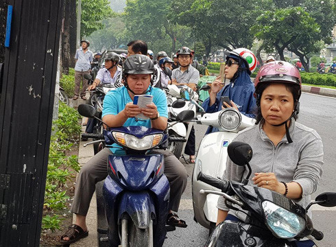 Chờ đợi con, một phụ huynh "giết thời gian" bằng cách đọc sách cho vơi nỗi lo lắng (ảnh: P.L) Chờ đợi con, một phụ huynh "giết thời gian" bằng cách đọc sách cho vơi nỗi lo lắng (ảnh: P.L)