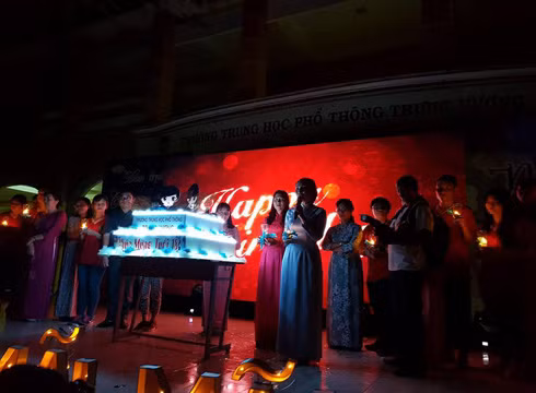 Cô Trương Thị Bích Thủy - Hiệu trưởng gửi gắm lời chúc mừng sinh nhật tuổi 18 đến học sinh khối 12 (ảnh: P.L)