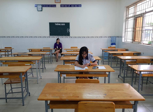 Em Phạm Ngọc Quỳnh Như trước giờ làm bài thi đầu tiên của tổ hợp ban Khoa học Tự nhiên sáng 26/6 (ảnh: P.L) Em Phạm Ngọc Quỳnh Như trước giờ làm bài thi đầu tiên của tổ hợp ban Khoa học Tự nhiên sáng 26/6 (ảnh: P.L)