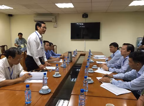 Thứ trưởng Nguyễn Văn Phúc (đứng) làm việc với Sở Giáo dục và Đào tạo Thành phố Hồ Chí Minh (ảnh: P.L)