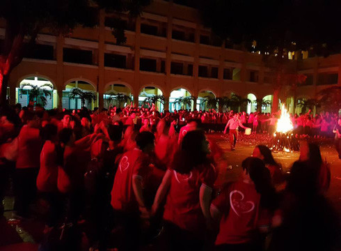 Một đêm lửa trại tưng bừng, đáng nhớ và nhiều kỷ niệm của 630 học sinh khối 12 (ảnh: P.L) Một đêm lửa trại tưng bừng, đáng nhớ và nhiều kỷ niệm của 630 học sinh khối 12 (ảnh: P.L)