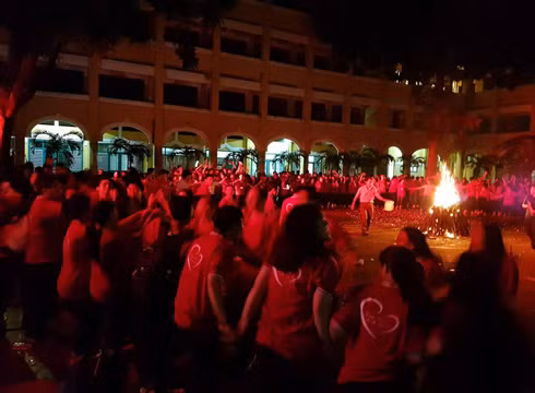 Một đêm lửa trại tưng bừng, đáng nhớ và nhiều kỷ niệm của 630 học sinh khối 12 (ảnh: P.L)