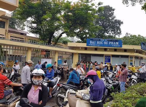 Hàng chục phụ huynh đứng bên ngoài chờ đợi thí sinh đến hết giờ làm bài (ảnh: P.L)