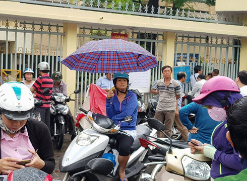 Dù cho trời mưa, ba mẹ vẫn quyết tâm đứng đợi con thi xong rồi mới chịu ra về (ảnh: P.L) Dù cho trời mưa, ba mẹ vẫn quyết tâm đứng đợi con thi xong rồi mới chịu ra về (ảnh: P.L)