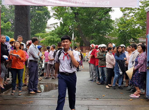 Con bước vào điểm thi làm bài, phụ huynh tâm trạng hồi hộp, trông ngóng trăm bề (ảnh: P.L) Con bước vào điểm thi làm bài, phụ huynh tâm trạng hồi hộp, trông ngóng trăm bề (ảnh: P.L)