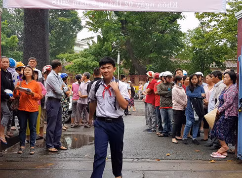 Con bước vào điểm thi làm bài, phụ huynh tâm trạng hồi hộp, trông ngóng trăm bề (ảnh: P.L)