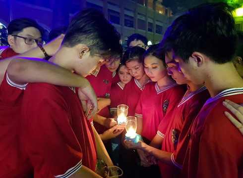 Cùng nhau thắp lên ngọn nến mừng sinh nhật tuổi 18 với bạn bè cùng trang lứa (ảnh: P.L) Cùng nhau thắp lên ngọn nến mừng sinh nhật tuổi 18 với bạn bè cùng trang lứa (ảnh: P.L)