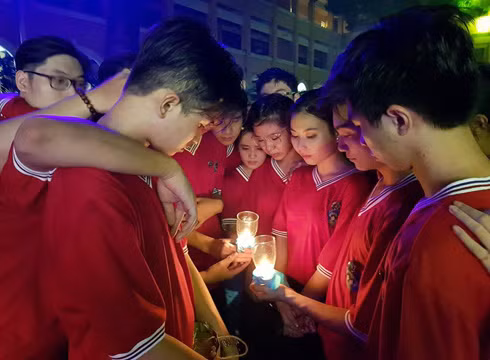 Cùng nhau thắp lên ngọn nến mừng sinh nhật tuổi 18 với bạn bè cùng trang lứa (ảnh: P.L)