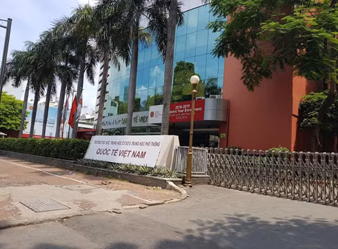 Cơ sở đường Ba Tháng Hai của Trường Việt Úc bỗng xuất hiện thêm biển hiệu tên mới (ảnh: P.L)