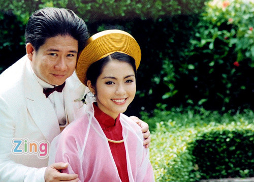Trong vai người đẹp Mộng Huyền trong phim "Hàn Mặc Tử" vào 8 năm trước, ngọc nữ của showbiz Việt đã được khoác lên mình chiếc áo dài cưới duyên dáng và nữ tính. Trong vai người đẹp Mộng Huyền trong phim "Hàn Mặc Tử" vào 8 năm trước, ngọc nữ của showbiz Việt đã được khoác lên mình chiếc áo dài cưới duyên dáng và nữ tính.