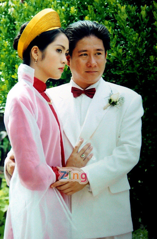 "Mỗi lần bấm máy cô ấy hay cười tươi khiến đạo diễn đứng bên ngoài phải nhắc nhở, vì theo kịch bản nhận vật này phải buồn mới đúng. Tuy nhiên, cô ấy cũng dễ bắt nhịp khi đứng trước máy quay. Sau này mỗi lần gặp tôi trong các ngày hội, Hà luôn chạy tới bắt tay và giới thiệu vui với mọi người 'Anh này là chồng em đấy', khiến nhiều người chưa hiểu cứ bán tín, bán nghi…”, Lý Anh Tâm kể. "Mỗi lần bấm máy cô ấy hay cười tươi khiến đạo diễn đứng bên ngoài phải nhắc nhở, vì theo kịch bản nhận vật này phải buồn mới đúng. Tuy nhiên, cô ấy cũng dễ bắt nhịp khi đứng trước máy quay. Sau này mỗi lần gặp tôi trong các ngày hội, Hà luôn chạy tới bắt tay và giới thiệu vui với mọi người 'Anh này là chồng em đấy', khiến nhiều người chưa hiểu cứ bán tín, bán nghi…”, Lý Anh Tâm kể.
