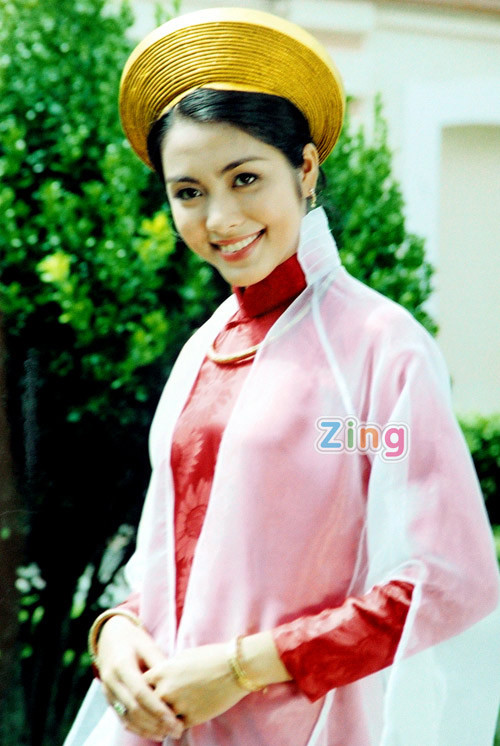 Đám cưới trong phim đã được đạo diễn tổ chức long trọng không kém ngoài đời thường với sự góp mặt của "quan viên hai họ". Hà Tăng đã được nhà thiết kế Thế Bảo thực hiện riêng một bộ áo dài cưới màu đỏ với mấn vàng duyên dáng. Người đảm nhận vai chú rể bên cạnh người đẹp 18 tuổi là diễn viên Lý Anh Tâm. Đám cưới trong phim đã được đạo diễn tổ chức long trọng không kém ngoài đời thường với sự góp mặt của "quan viên hai họ". Hà Tăng đã được nhà thiết kế Thế Bảo thực hiện riêng một bộ áo dài cưới màu đỏ với mấn vàng duyên dáng. Người đảm nhận vai chú rể bên cạnh người đẹp 18 tuổi là diễn viên Lý Anh Tâm.