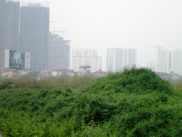 Và giờ đây, sau hơn 2 năm khởi công, dự án nghìn tỉ này trở thành "vùng trồng cỏ" rộng lớn. Và giờ đây, sau hơn 2 năm khởi công, dự án nghìn tỉ này trở thành "vùng trồng cỏ" rộng lớn.