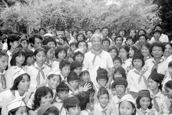 Chủ tịch Hội đồng Bộ trưởng Đỗ Mười gặp gỡ thiếu nhi Hà Nội và Thái Bình nhân dịp các cháu vào viếng lăng Bác và thăm Bảo tàng Hồ Chí Minh, ngày 19/5/1990. Ảnh: Minh Đạo/TTXVN Chủ tịch Hội đồng Bộ trưởng Đỗ Mười gặp gỡ thiếu nhi Hà Nội và Thái Bình nhân dịp các cháu vào viếng lăng Bác và thăm Bảo tàng Hồ Chí Minh, ngày 19/5/1990. Ảnh: Minh Đạo/TTXVN