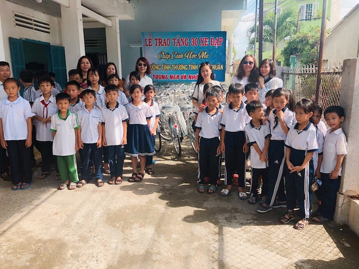 Cô giáo Thanh Ngân rất đồng cảm với học sinh nghèo do quãng đời tuổi thơ của mình quá nghèo khổ. Cô giáo Thanh Ngân rất đồng cảm với học sinh nghèo do quãng đời tuổi thơ của mình quá nghèo khổ.