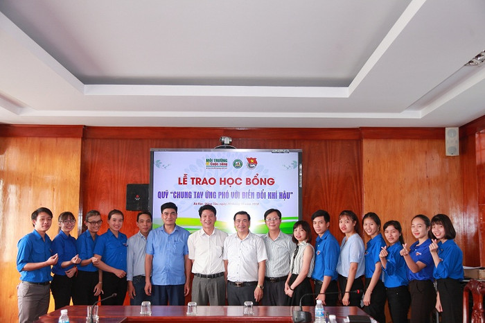 Đoàn công tác Tạp chí Môi trường và Cuộc sống chụp ảnh lưu niệm cùng các thầy cô và sinh viên Trường Cao đẳng Sư phạm Bà Rịa – Vũng Tàu.