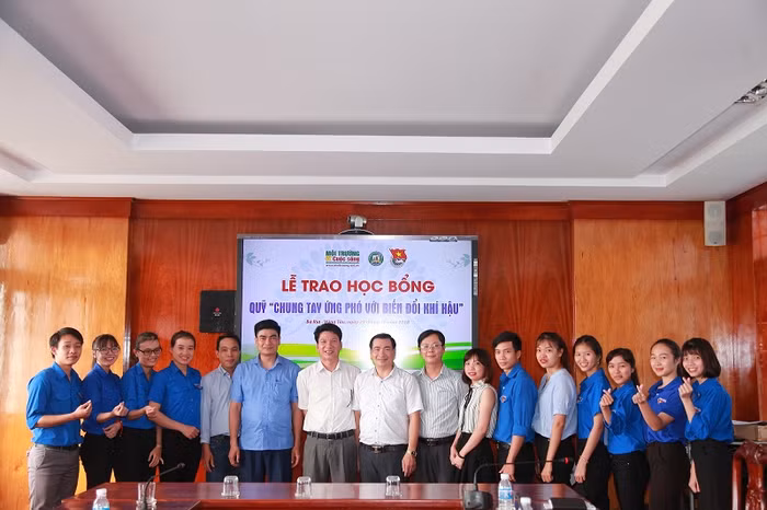 Đoàn công tác Tạp chí Môi trường và Cuộc sống chụp ảnh lưu niệm cùng các thầy cô và sinh viên Trường Cao đẳng Sư phạm Bà Rịa – Vũng Tàu. Đoàn công tác Tạp chí Môi trường và Cuộc sống chụp ảnh lưu niệm cùng các thầy cô và sinh viên Trường Cao đẳng Sư phạm Bà Rịa – Vũng Tàu.