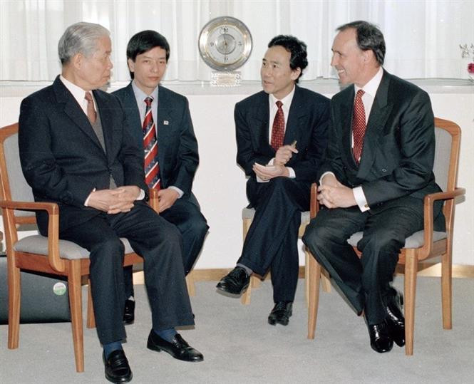 Tổng Bí thư Đỗ Mười hội đàm với Thủ tướng Australia Paul Keating tại Văn phòng Thủ tướng (Tháng 7/1995). Ảnh: Xuân Lâm – TTXVN Tổng Bí thư Đỗ Mười hội đàm với Thủ tướng Australia Paul Keating tại Văn phòng Thủ tướng (Tháng 7/1995). Ảnh: Xuân Lâm – TTXVN