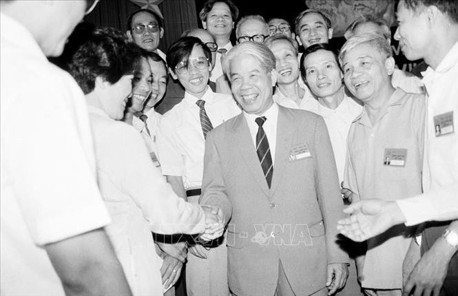 Tổng Bí thư Đỗ Mười với các đại biểu dự Đại hội VII Đảng Cộng sản Việt Nam (tháng 6/1991). Ảnh tư liệu: Xuân Lâm/TTXVN Tổng Bí thư Đỗ Mười với các đại biểu dự Đại hội VII Đảng Cộng sản Việt Nam (tháng 6/1991). Ảnh tư liệu: Xuân Lâm/TTXVN