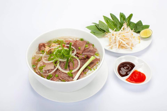 Phở bò - một thức quà sáng quá quen thuộc nhưng qua bàn tay đầu bếp của Nhà hàng 37 Hùng Vương đã được nâng cấp với nhiều gia vị thượng hạng