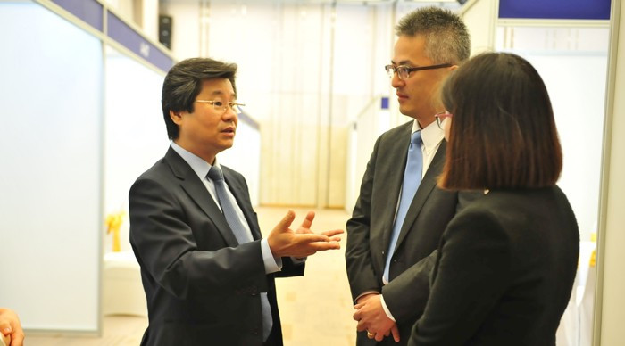 Ông Đỗ Nhất Hoàng tham quan sự kiện và trao đổi với đại diện Ban Tổ chức của VietinBank và MUFG