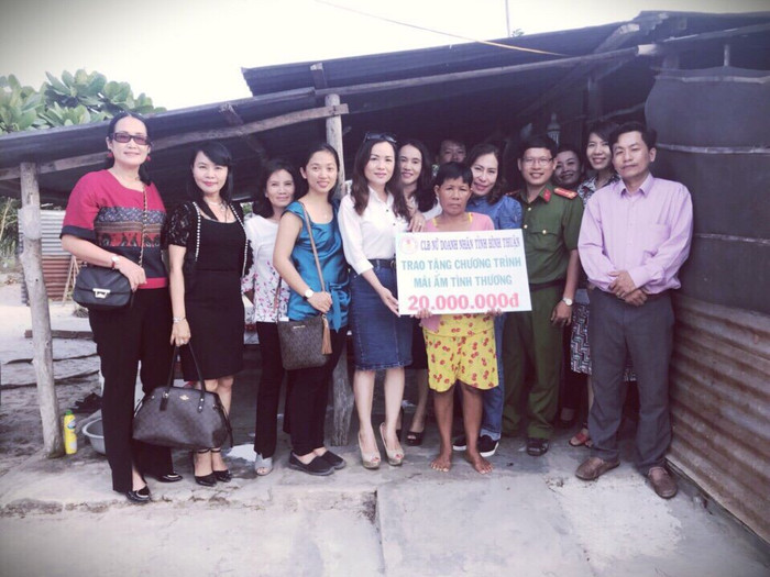 Ngoài dạy học miễn phí cho những hoàn cảnh khó khăn, Thanh Ngân còn cùng nhóm bạn đi làm từ thiện ở một số trường tình thương Ngoài dạy học miễn phí cho những hoàn cảnh khó khăn, Thanh Ngân còn cùng nhóm bạn đi làm từ thiện ở một số trường tình thương