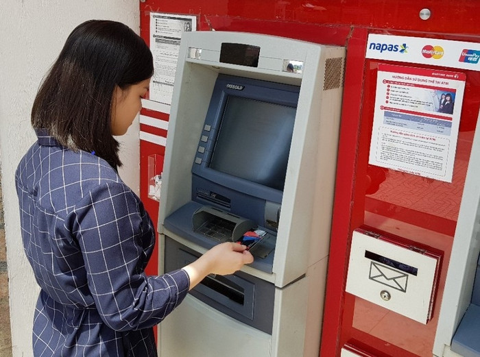 Người dùng hiện nay hiểu rõ những khoản phí phải trả cho một lần sử dụng dịch vụ ngân hàng Người dùng hiện nay hiểu rõ những khoản phí phải trả cho một lần sử dụng dịch vụ ngân hàng