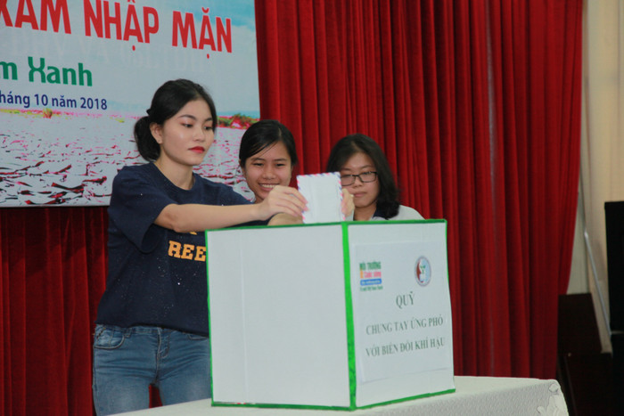 Các đại biểu cùng sinh viên tham gia chương trình gây quỹ “Chung tay ứng phó với biến đổi khí hậu” Các đại biểu cùng sinh viên tham gia chương trình gây quỹ “Chung tay ứng phó với biến đổi khí hậu”