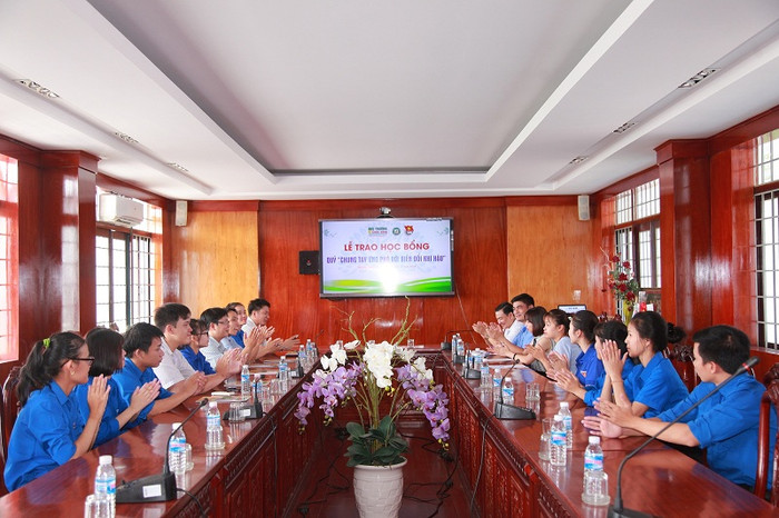 Toàn cảnh buổi lễ trao học bổng quỹ “Chung tay ứng phó với biến đổi khí hậu” tại trường Cao đẳng Sư phạm Bà Rịa – Vũng Tàu