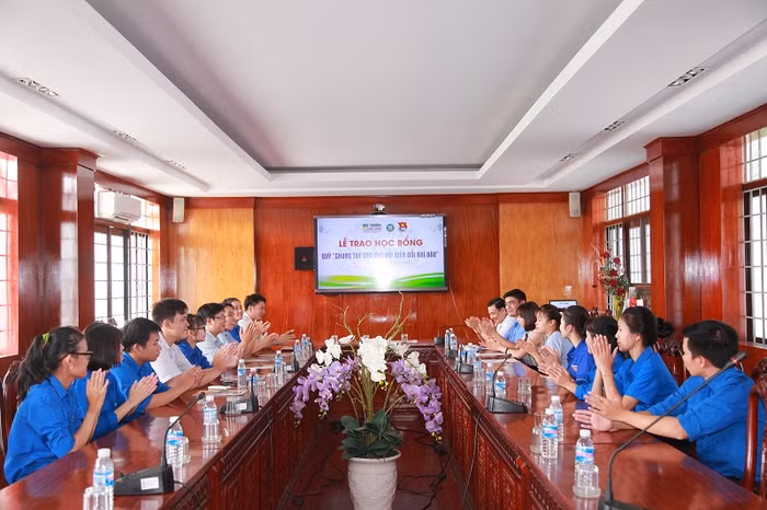 Toàn cảnh buổi lễ trao học bổng quỹ “Chung tay ứng phó với biến đổi khí hậu” tại trường Cao đẳng Sư phạm Bà Rịa – Vũng Tàu Toàn cảnh buổi lễ trao học bổng quỹ “Chung tay ứng phó với biến đổi khí hậu” tại trường Cao đẳng Sư phạm Bà Rịa – Vũng Tàu
