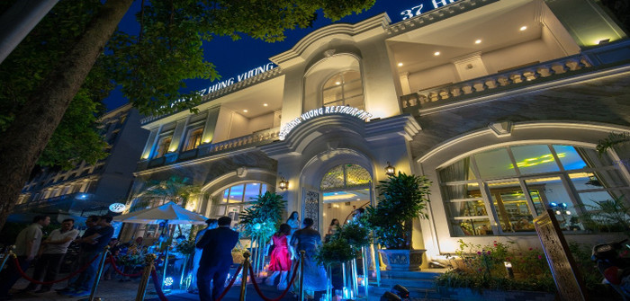 Vẻ ngoài tráng lệ tựa như một góc trời Âu giữa lòng Hà Nội của Nhà hàng 37 Hùng Vương