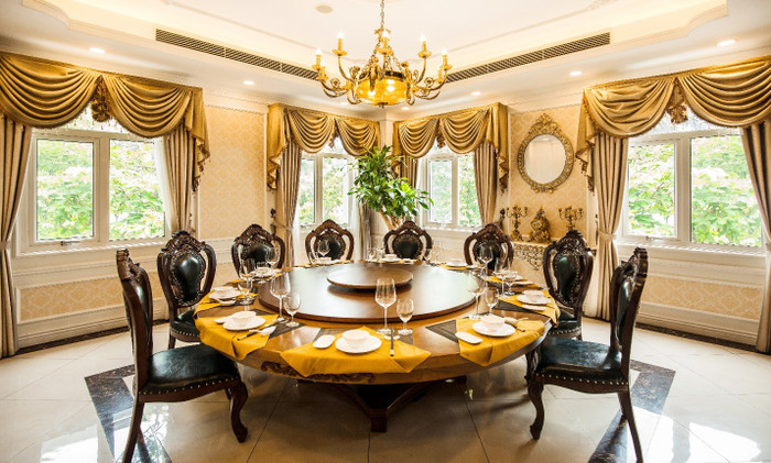 Nhà hàng được thiết kế theo lối kiến trúc tân cổ điển sang trọng, lịch sự và tinh tế