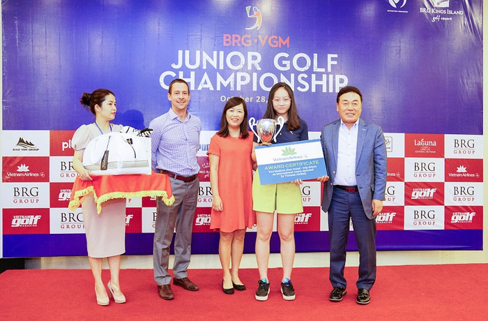 Ông Evans Mahoney – Giám đốc sân golf BRG Kings Island Golf Resort và bà Vũ Vân Yến – Phó Tổng biên tập Tạp chí Golf Việt Nam trao giải cho nhà vô địch Đoàn Xuân Khuê Minh Ông Evans Mahoney – Giám đốc sân golf BRG Kings Island Golf Resort và bà Vũ Vân Yến – Phó Tổng biên tập Tạp chí Golf Việt Nam trao giải cho nhà vô địch Đoàn Xuân Khuê Minh