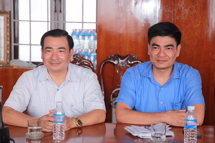 Ông Nguyễn Văn Toàn – Tổng biên tập Tạp chí Môi trường và Cuộc sống, ông Nguyễn Hùng Thắng – Tổng thư ký tòa soạn (từ trái sang) Ông Nguyễn Văn Toàn – Tổng biên tập Tạp chí Môi trường và Cuộc sống, ông Nguyễn Hùng Thắng – Tổng thư ký tòa soạn (từ trái sang)