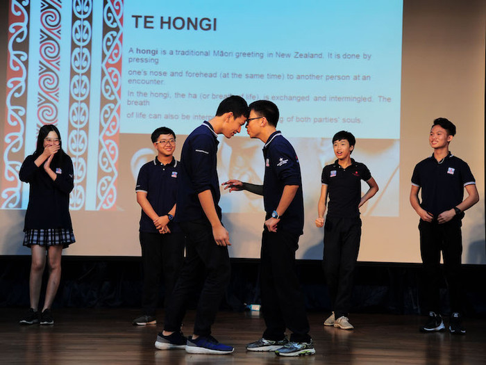 Học sinh Nguyễn Siêu chào nhau theo cách của người Maori Học sinh Nguyễn Siêu chào nhau theo cách của người Maori